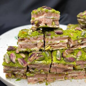 Çilek Aromalı Fıstıklı Çikolatalı Katmer Lokumu (1000gram)